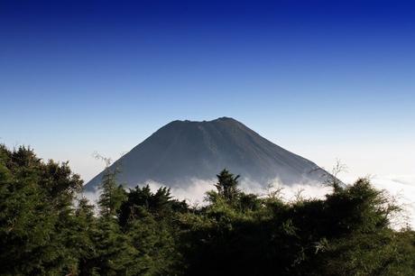 El boquerón: Volcán en área natural protegida .