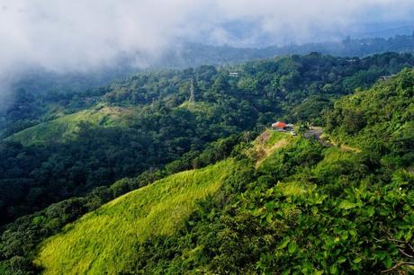 El boquerón: Volcán en área natural protegida .