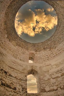 Una monarquía opaca y fuera de control.