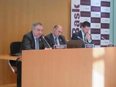 Una monarquía opaca y fuera de control.