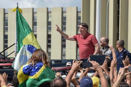 Bolsonaro insta a romper la cuarentena y apoya la intervención militar