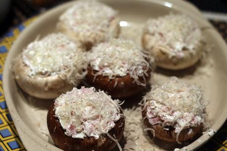 Champiñones rellenos de jamón y queso gratinados al horno