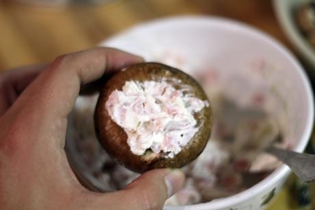 Champiñones rellenos de jamón y queso gratinados al horno