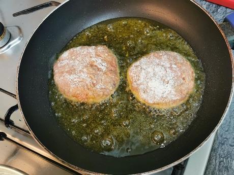Filetes rusos caseros con puré de patatas Filetes rusos caseros con puré de patatas