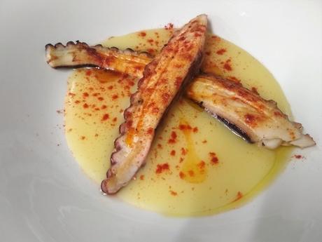 Pulpo a la plancha con crema de patata Pulpo a la plancha con crema de patata