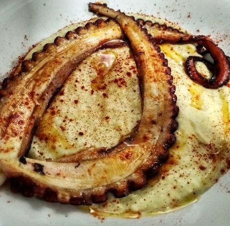 Pulpo a la plancha con crema de patata Pulpo a la plancha con crema de patata