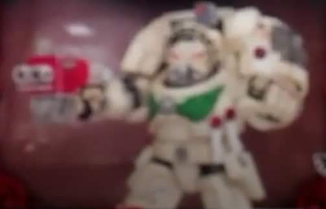 Dos imagenes borrosas de exterminadores