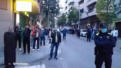 Musulmanes orando en la calle  pese al Estado de Alarma.