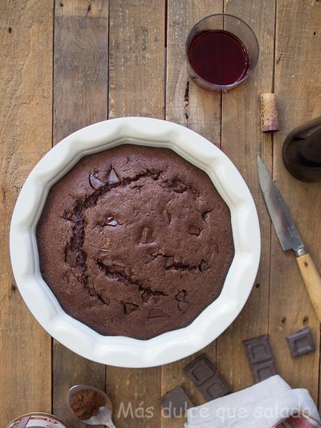 Bizcocho de chocolate y vino tinto.