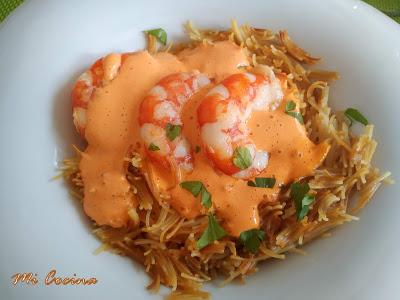 FIDEOS TOSTADOS CON ALI OLI DE PIMIENTOS DEL PIQUILLO Y GAMBONES.