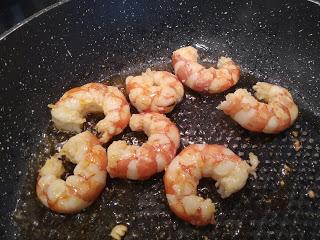 FIDEOS TOSTADOS CON ALI OLI DE PIMIENTOS DEL PIQUILLO Y GAMBONES.
