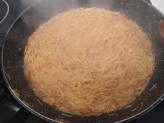 FIDEOS TOSTADOS CON ALI OLI DE PIMIENTOS DEL PIQUILLO Y GAMBONES.