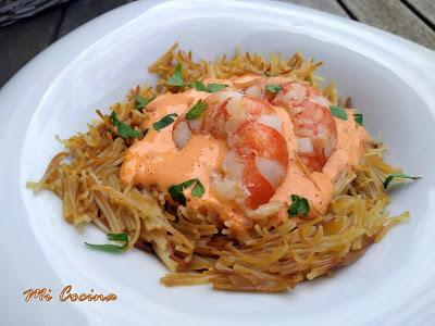 FIDEOS TOSTADOS CON ALI OLI DE PIMIENTOS DEL PIQUILLO Y GAMBONES.