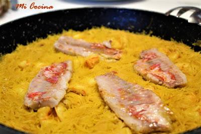FIDEOS TOSTADOS CON ALI OLI DE PIMIENTOS DEL PIQUILLO Y GAMBONES.