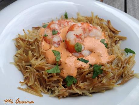 FIDEOS TOSTADOS CON ALI OLI DE PIMIENTOS DEL PIQUILLO Y GAMBONES.