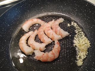 FIDEOS TOSTADOS CON ALI OLI DE PIMIENTOS DEL PIQUILLO Y GAMBONES.