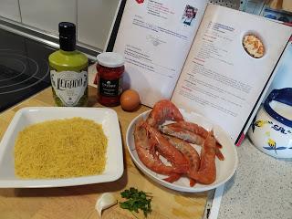 FIDEOS TOSTADOS CON ALI OLI DE PIMIENTOS DEL PIQUILLO Y GAMBONES.