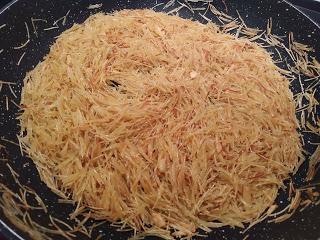 FIDEOS TOSTADOS CON ALI OLI DE PIMIENTOS DEL PIQUILLO Y GAMBONES.