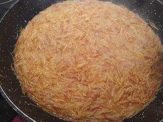 FIDEOS TOSTADOS CON ALI OLI DE PIMIENTOS DEL PIQUILLO Y GAMBONES.