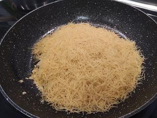 FIDEOS TOSTADOS CON ALI OLI DE PIMIENTOS DEL PIQUILLO Y GAMBONES.