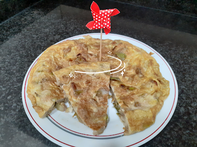 TORTILLA DE ALCACHOFAS Y AJOS TIERNOS