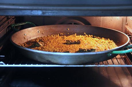 terminando paella secando arroz en el horno