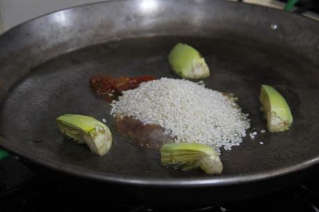 Cómo hacer una paella de alcachofas perfecta con la chuleta Supernatural de Joselito (y dos técnicas para cocinar esta carne afinada)