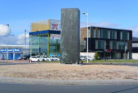 La glorieta del PIB en Ponferrada ya luce su monolito