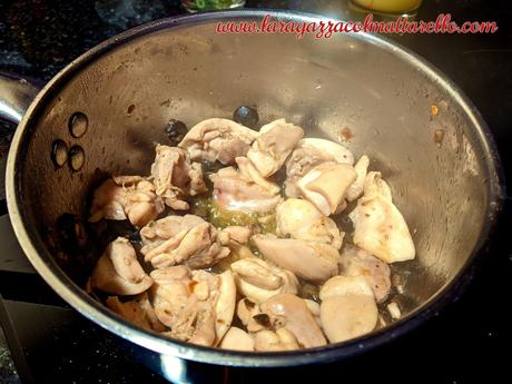 Pollo guisado con aceitunas (spezzatino di pollo con le olive)
