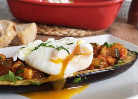 Berenjenas rellenas de pisto con huevo poché