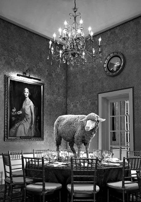 La imagen puede contener: una persona, mesa e interior