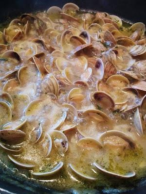 Almejas salteadas