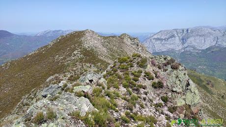 Descendiendo al Pico Vaginas en su cima norte