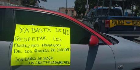 Policías de Soledad se manifiestan contra directivos