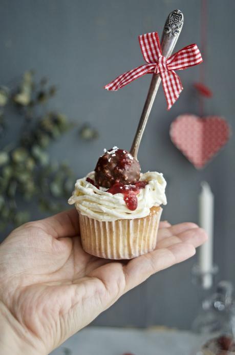 Sencillos cupcakes de vainilla con Ferrero Rocher para La dama y el vagabundo #unagalletauncuento {un clásico inolvidable} Sencillos cupcakes de vainilla con Ferrero Rocher para La dama y el vagabundo #unagalletauncuento {un clásico inolvidable}