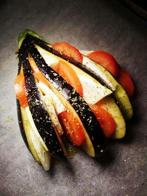 Berenjena Hasselback con tomate y queso fresco con un toque de miel