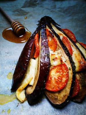 Berenjena Hasselback con tomate y queso fresco con un toque de miel