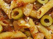 Macarrones tomate, atún aceitunas