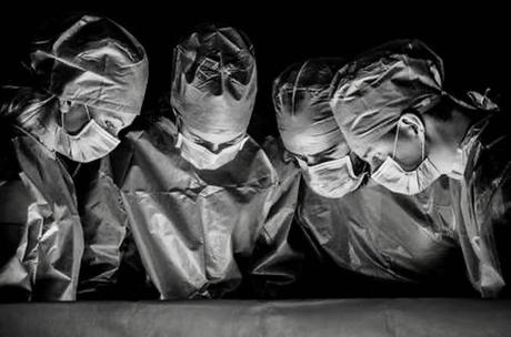 La imagen puede contener: una o varias personas