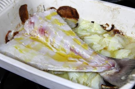 Cómo asar una cola de merluza abierta en el horno y truco para que siempre quede perfecta de punto