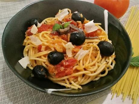 Espagueti a la puttanesca (receta clásica)