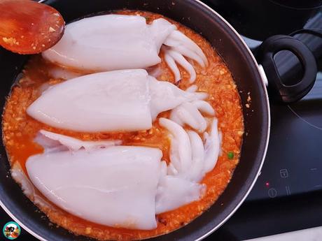 Chocos con langostinos y salsa malagueña Chocos con langostinos y salsa malagueña