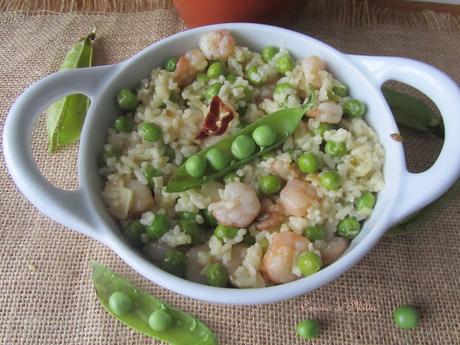 Arroz con guisantes, pimiento verde y gambas al ajillo 