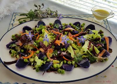 Ensalada de patatas moradas, guisantes y zanahorias para #lunes sin carne Ensalada de patatas moradas, guisantes y zanahorias para #lunes sin carne