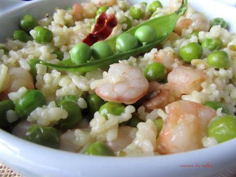 Arroz con guisantes, pimiento verde y gambas al ajillo 