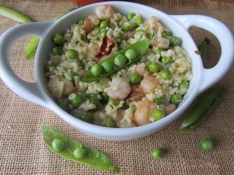 Arroz con guisantes, pimiento verde y gambas al ajillo 