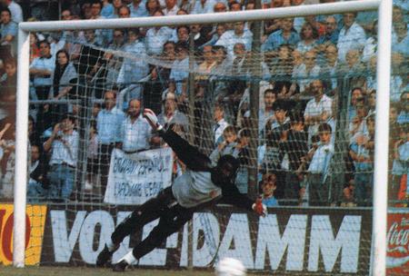 Tommy N´Kono y sus famosos pantalones de chandal. 