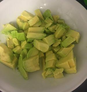 ENSALADA DE COLIFLOR ASADA, AGUACATE Y QUINOA