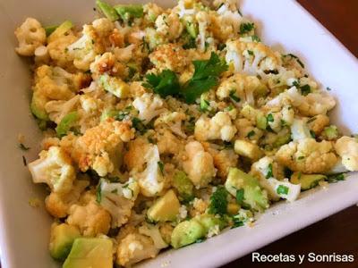 ENSALADA DE COLIFLOR ASADA, AGUACATE Y QUINOA
