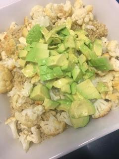 ENSALADA DE COLIFLOR ASADA, AGUACATE Y QUINOA